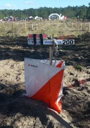 Ponto de controlo: baliza, box SportIdent e picotador de reserva